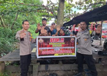Personel Polsek Bukit Batu, saat sosialisasi karhutla, Senin (13/7/2026). (Ist)