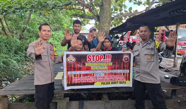 Personel Polsek Bukit Batu, saat sosialisasi karhutla, Senin (13/7/2026). (Ist)
