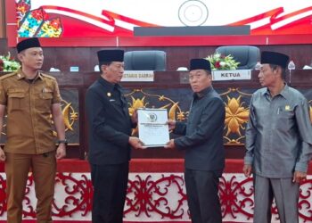 Ketua DPRD Murung Raya, H. Rumiadi, menerima KUA - PPAS RAPBD 2027 dari Pemerintah Kabupaten Murung Raya, Senin (13/7/2026).