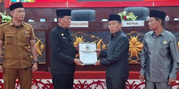 Ketua DPRD Murung Raya, H. Rumiadi, menerima KUA - PPAS RAPBD 2027 dari Pemerintah Kabupaten Murung Raya, Senin (13/7/2026).