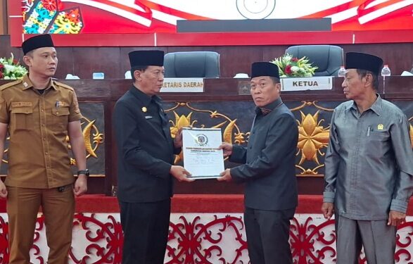 Ketua DPRD Murung Raya, H. Rumiadi, menerima KUA - PPAS RAPBD 2027 dari Pemerintah Kabupaten Murung Raya, Senin (13/7/2026).