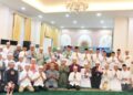 Bupati Barito Utara, H. Shalahuddin, berpose dengan para jemaah haji yang telah melaksanakan ibadah ke Tanah Suci Makkah.
