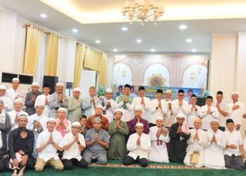 Bupati Barito Utara, H. Shalahuddin, berpose dengan para jemaah haji yang telah melaksanakan ibadah ke Tanah Suci Makkah.