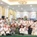 Bupati Barito Utara, H. Shalahuddin, berpose dengan para jemaah haji yang telah melaksanakan ibadah ke Tanah Suci Makkah.