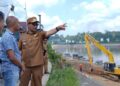 Bupati Barito Utara, H. Shalahuddin, meninjau progres pekerjaan.