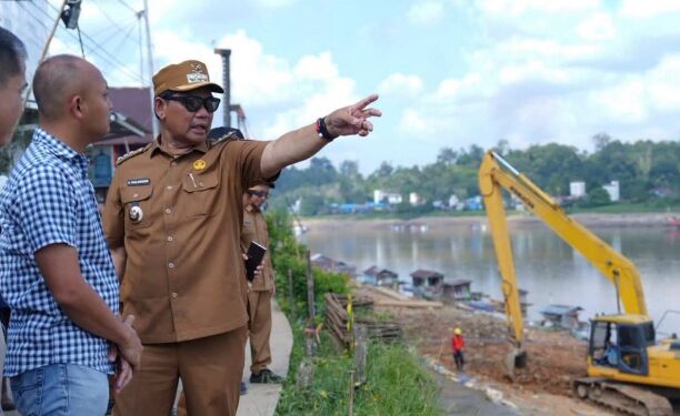 Bupati Barito Utara, H. Shalahuddin, meninjau progres pekerjaan.