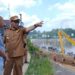 Bupati Barito Utara, H. Shalahuddin, meninjau progres pekerjaan.