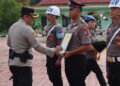 Kapolres Gunung Mas AKBP Heru Eko Wibowo, S.I.K., M.H., mencoret foto personel sebagai simbol pemecatan. Kegiatan tersebut disaksikan seluruh pejabat utama, personel, dan ASN Polres Gunung Mas, digelar di Lapangan Tantya Sudhirajati, Selasa (14/7/2026). (Ist)