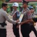 Kapolres Gunung Mas AKBP Heru Eko Wibowo, S.I.K., M.H., mencoret foto personel sebagai simbol pemecatan. Kegiatan tersebut disaksikan seluruh pejabat utama, personel, dan ASN Polres Gunung Mas, digelar di Lapangan Tantya Sudhirajati, Selasa (14/7/2026). (Ist)
