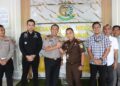 Kapolres Bartim AKBP Eddy Santoso, dan Kajari Rahmad Isnaini, berpose bersama jajaran usai silahturahmi, Selasa (14/7/2026). (Ist)