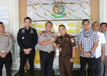 Kapolres Bartim AKBP Eddy Santoso, dan Kajari Rahmad Isnaini, berpose bersama jajaran usai silahturahmi, Selasa (14/7/2026). (Ist)