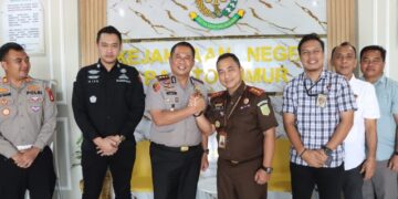 Kapolres Bartim AKBP Eddy Santoso, dan Kajari Rahmad Isnaini, berpose bersama jajaran usai silahturahmi, Selasa (14/7/2026). (Ist)
