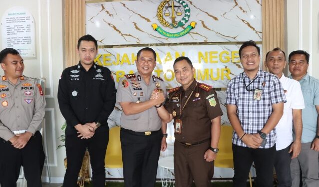 Kapolres Bartim AKBP Eddy Santoso, dan Kajari Rahmad Isnaini, berpose bersama jajaran usai silahturahmi, Selasa (14/7/2026). (Ist)