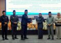 Bupati Barito Utara, H. Shalahuddin, menyerahkan dokumen KUA PPAS 2027 dalam paripurna, Selasa (14/7/2026).