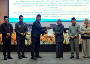 Bupati Barito Utara, H. Shalahuddin, menyerahkan dokumen KUA PPAS 2027 dalam paripurna, Selasa (14/7/2026).