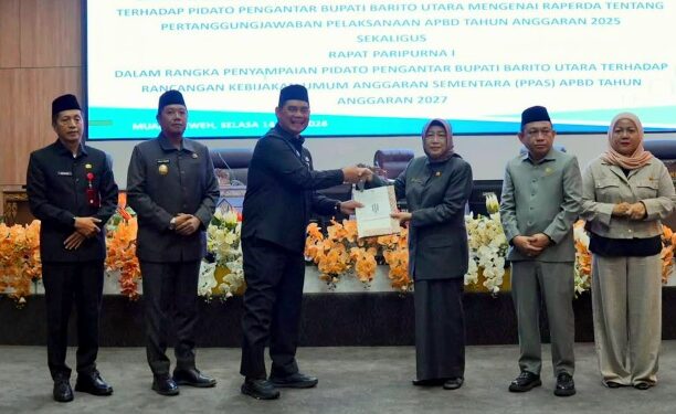 Bupati Barito Utara, H. Shalahuddin, menyerahkan dokumen KUA PPAS 2027 dalam paripurna, Selasa (14/7/2026).