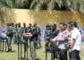 Kapolres Bartim AKBP Eddy Santoso, Wabup Adi Mula Nakalelu, dan Komandan Yonif 923/ Uria Mapas, Letkol Inf Wahyu Hariatmoko, latihan menembak, Rabu (15/7/2026).