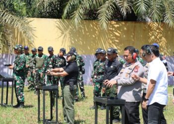 Kapolres Bartim AKBP Eddy Santoso, Wabup Adi Mula Nakalelu, dan Komandan Yonif 923/ Uria Mapas, Letkol Inf Wahyu Hariatmoko, latihan menembak, Rabu (15/7/2026).