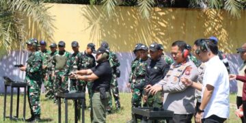 Kapolres Bartim AKBP Eddy Santoso, Wabup Adi Mula Nakalelu, dan Komandan Yonif 923/ Uria Mapas, Letkol Inf Wahyu Hariatmoko, latihan menembak, Rabu (15/7/2026).