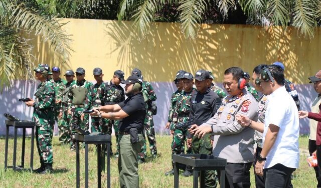 Kapolres Bartim AKBP Eddy Santoso, Wabup Adi Mula Nakalelu, dan Komandan Yonif 923/ Uria Mapas, Letkol Inf Wahyu Hariatmoko, latihan menembak, Rabu (15/7/2026).