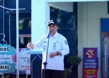 Bupati Barito Utara, H. Shalahuddin, memberikan wejangan kepada ASN ketika memimpin apel pagi, Rabu (15/7/2026).