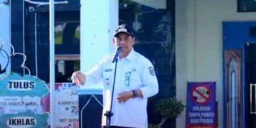 Bupati Barito Utara, H. Shalahuddin, memberikan wejangan kepada ASN ketika memimpin apel pagi, Rabu (15/7/2026).