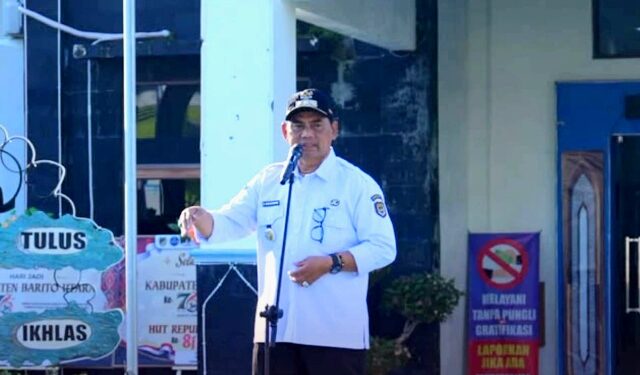 Bupati Barito Utara, H. Shalahuddin, memberikan wejangan kepada ASN ketika memimpin apel pagi, Rabu (15/7/2026).