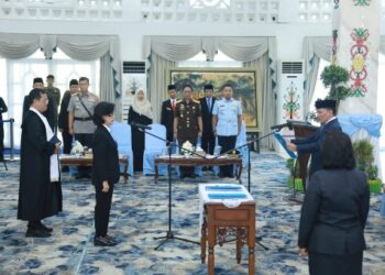 Gubernur Kalteng, H. Agustiar Sabran, mengambil sumpah janji Linae Victoria Aden sebagai sekda definitif, Kamis (16/7/2026). (ist)