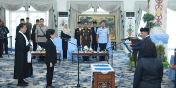 Gubernur Kalteng, H. Agustiar Sabran, mengambil sumpah janji Linae Victoria Aden sebagai sekda definitif, Kamis (16/7/2026). (ist)