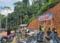 Personel polsek memasang spanduk imbauan stop illegal mining, Sabtu (18/7/2026). (ist)