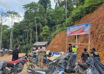 Personel polsek memasang spanduk imbauan stop illegal mining, Sabtu (18/7/2026). (ist)