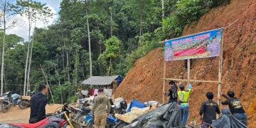 Personel polsek memasang spanduk imbauan stop illegal mining, Sabtu (18/7/2026). (ist)