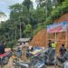 Personel polsek memasang spanduk imbauan stop illegal mining, Sabtu (18/7/2026). (ist)