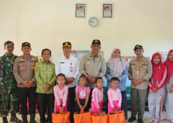 Bupati Barito Utara, H. Shalahuddin, usai menyerahkan bantuan SIP Pintar, Jumat (17/7/2026).