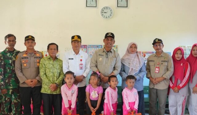 Bupati Barito Utara, H. Shalahuddin, usai menyerahkan bantuan SIP Pintar, Jumat (17/7/2026).