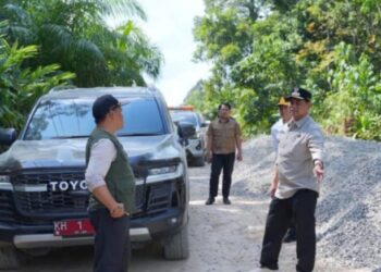 Bupati Barito Utara, H. Shalahuddin, meninjau jalan di Desa Mampuak, Jumat (17/7/2026).