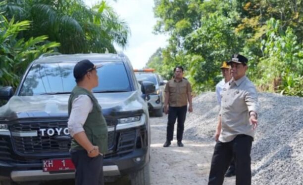 Bupati Barito Utara, H. Shalahuddin, meninjau jalan di Desa Mampuak, Jumat (17/7/2026).