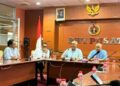 Ketua Umum PWI Pusat Akhmad Munir didampingi Ketua Dewan Kehormatan PWI Pusat Atal S. Depari, Wakil Ketua DK PWI Pusat Herbert Timbo P. Siahaan, dan Sekjen PWI Pusat Marthen Selamet Susanto.