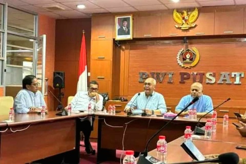 Ketua Umum PWI Pusat Akhmad Munir didampingi Ketua Dewan Kehormatan PWI Pusat Atal S. Depari, Wakil Ketua DK PWI Pusat Herbert Timbo P. Siahaan, dan Sekjen PWI Pusat Marthen Selamet Susanto.