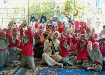Bunda PAUD Kabupaten Barito Utara, Ny. Hj. Maya Safitri Shalahuddin, didampingi Ketua Gabungan Organisasi Wanita (GOW) Barito Utara, Mira Apriyantinada Felix Sonadie Y. Tingan, dalam Pertemuan Pagi Ceria (PPC) di TK Melati Muara Teweh serta Bunda PAUD Bertutur di TK Wardatul Jannah, Jumat (17/7/2026).