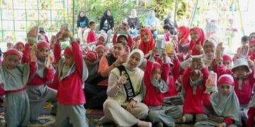 Bunda PAUD Kabupaten Barito Utara, Ny. Hj. Maya Safitri Shalahuddin, didampingi Ketua Gabungan Organisasi Wanita (GOW) Barito Utara, Mira Apriyantinada Felix Sonadie Y. Tingan, dalam Pertemuan Pagi Ceria (PPC) di TK Melati Muara Teweh serta Bunda PAUD Bertutur di TK Wardatul Jannah, Jumat (17/7/2026).