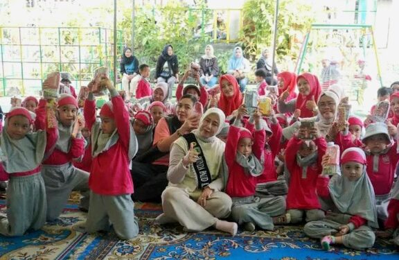 Bunda PAUD Kabupaten Barito Utara, Ny. Hj. Maya Safitri Shalahuddin, didampingi Ketua Gabungan Organisasi Wanita (GOW) Barito Utara, Mira Apriyantinada Felix Sonadie Y. Tingan, dalam Pertemuan Pagi Ceria (PPC) di TK Melati Muara Teweh serta Bunda PAUD Bertutur di TK Wardatul Jannah, Jumat (17/7/2026).