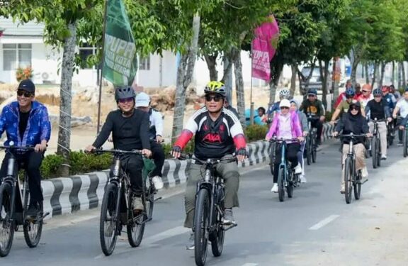 mengikuti kegiatan Car Free Day (CFD) dan Gowes Bersama yang digelar Pemerintah Kabupaten Barito Utara, Minggu (19/7/2026).