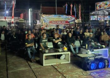 Kapolsek Dusun Tengah IPTU Stefanus Rantealo, beserta jajaran dan masyarakat nobar Piala Dunia 2026, Senin (20/7/2026). (ist)