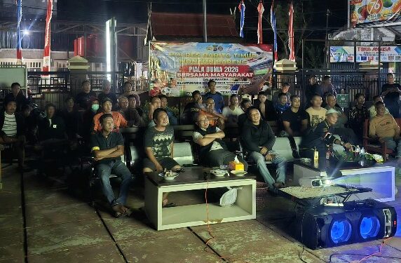 Kapolsek Dusun Tengah IPTU Stefanus Rantealo, beserta jajaran dan masyarakat nobar Piala Dunia 2026, Senin (20/7/2026). (ist)