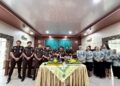 Kajari Bartim, Rahmad Isnaini, memotong tumpeng dalam syukuran HBA ke-66, Rabu (22/7/2026). (ist)