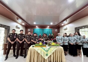 Kajari Bartim, Rahmad Isnaini, memotong tumpeng dalam syukuran HBA ke-66, Rabu (22/7/2026). (ist)