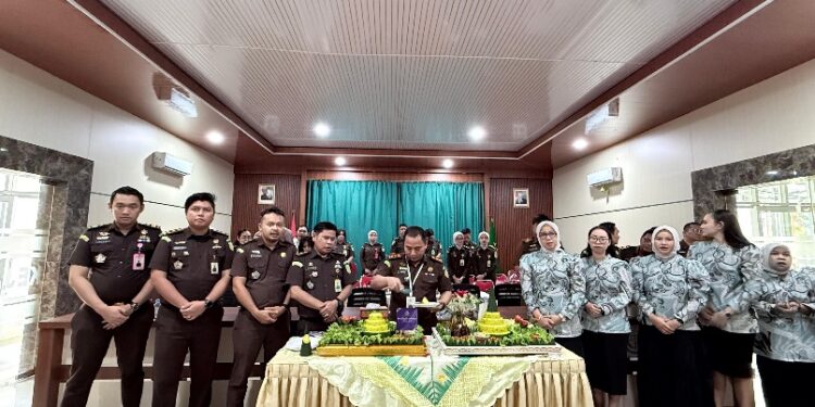 Kajari Bartim, Rahmad Isnaini, memotong tumpeng dalam syukuran HBA ke-66, Rabu (22/7/2026). (ist)