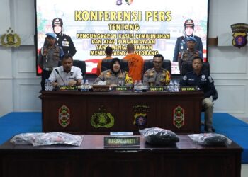 Kapolres Kapuas AKBP Rina Perwitasari, beserta jajaran dalam press release pengungkapan kasus pembunuhan, Rabu (22/7/2026). (ist)