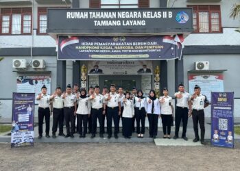 Jajaran Rutan Kelas IIB Tamiang Layang, berpose tolak gratifikasi usai apel pagi, Rabu (22/7/2026). (ist)